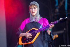 2022-06-26-CateLeBon-ThePark-Glastonbury-JulienM-02