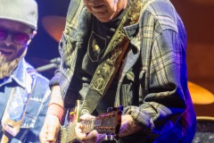 2025-06-28-NeilYoung-PyramidStage-GlastonburyFestival-JulienM-05