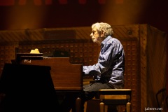 2025-06-28-NeilYoung-PyramidStage-GlastonburyFestival-JulienM-06