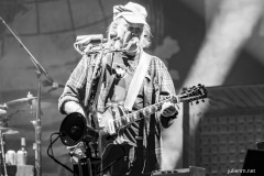 2025-06-28-NeilYoung-PyramidStage-GlastonburyFestival-JulienM-12