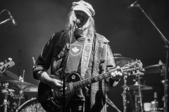 2025-06-28-NeilYoung-PyramidStage-GlastonburyFestival-JulienM-16