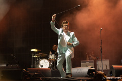 2023-06-24-RickAstley-Blossom-Woodsies-Glastonbury-JulienM-04