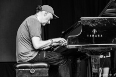 2025-06-28-YannTiersen-TheParkStage-GlastonburyFestival-JulienM-01