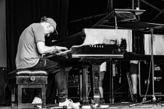 2025-06-28-YannTiersen-TheParkStage-GlastonburyFestival-JulienM-02