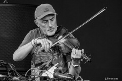 2025-06-28-YannTiersen-TheParkStage-GlastonburyFestival-JulienM-08